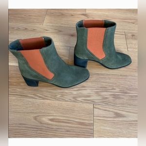 NWB LOGO BY LORI GOLDSTEIN COLL LOW SHAFT ITALIAN OLIVE ORANGE SUEDE BOOTS 9.5